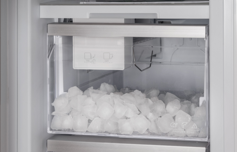 ​​​​​​​Automatic ice maker